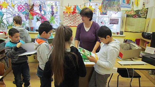 Bucherspende Fur Schulkinder Einer Grundschul Willkommensklasse Ig Metall Berlin